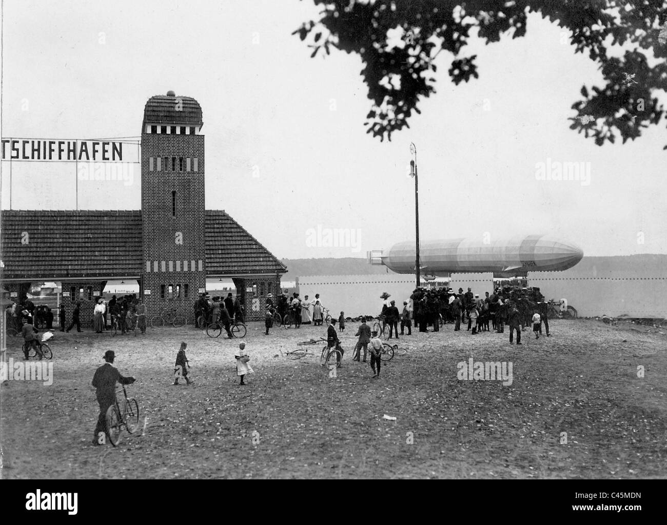 Distance flight of the Zeppelin airship ' Schwaben' (LZ 10) to Berlin, 1911 Stock Photo