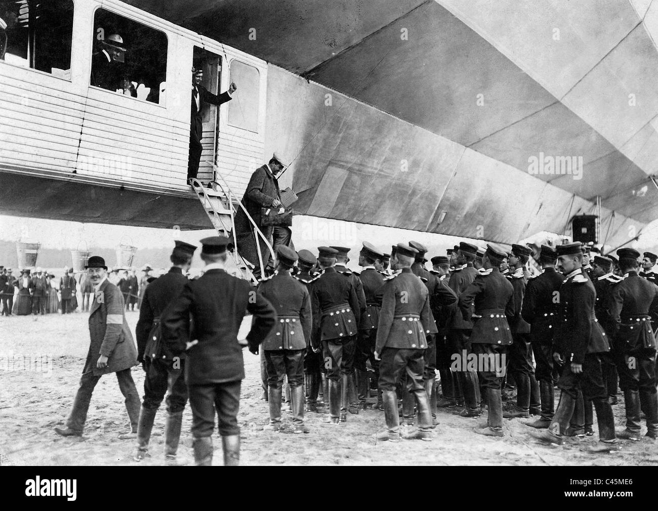 Passengers climb out of the Zeppelin 'Schwaben' (LZ 10), 1911 Stock Photo
