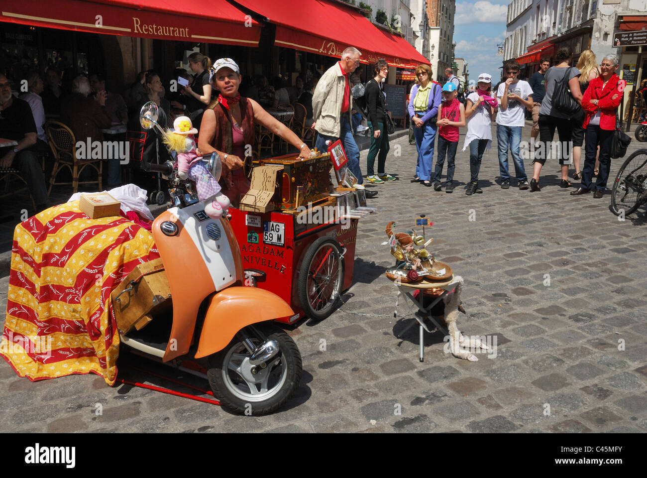 A woman playing a barrel organ and singing in Montmartre in Paris Stock Photo