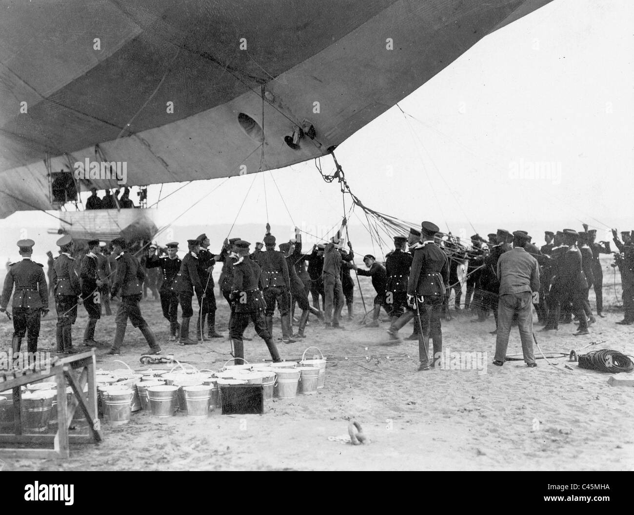 Stop teams at the landing of the airship 'Schwaben' (LZ 10), 1911 Stock Photo