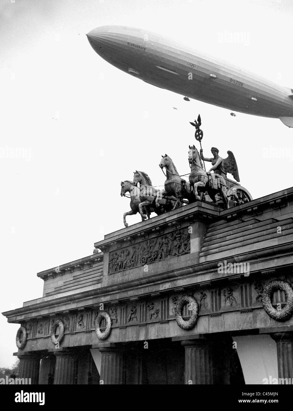 The Zeppelin airship 'Hindenburg' (LZ 129), above the Brandenburg gate, 1936 Stock Photo