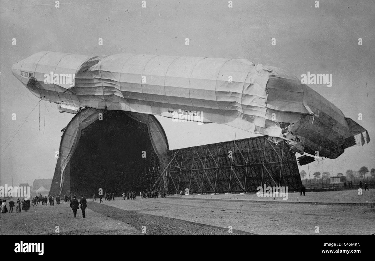 Wreck of the Zeppelin airship 'Germany II' (LZ 8) in Dusseldorf, 1911 Stock Photo