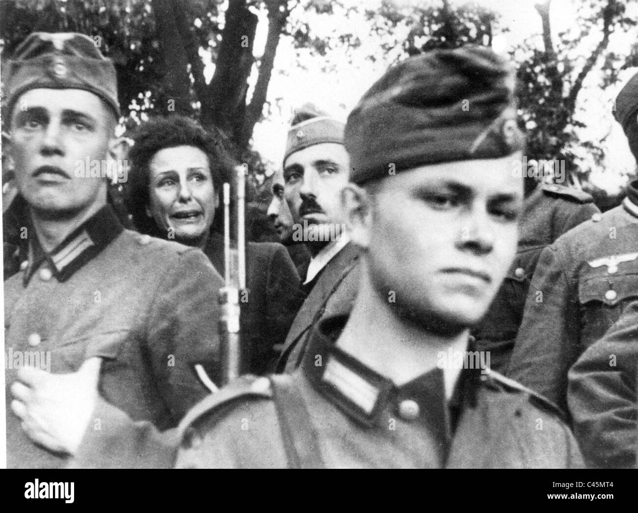 Leni Riefenstahl as a war correspondent at an execution in Poland Stock ...