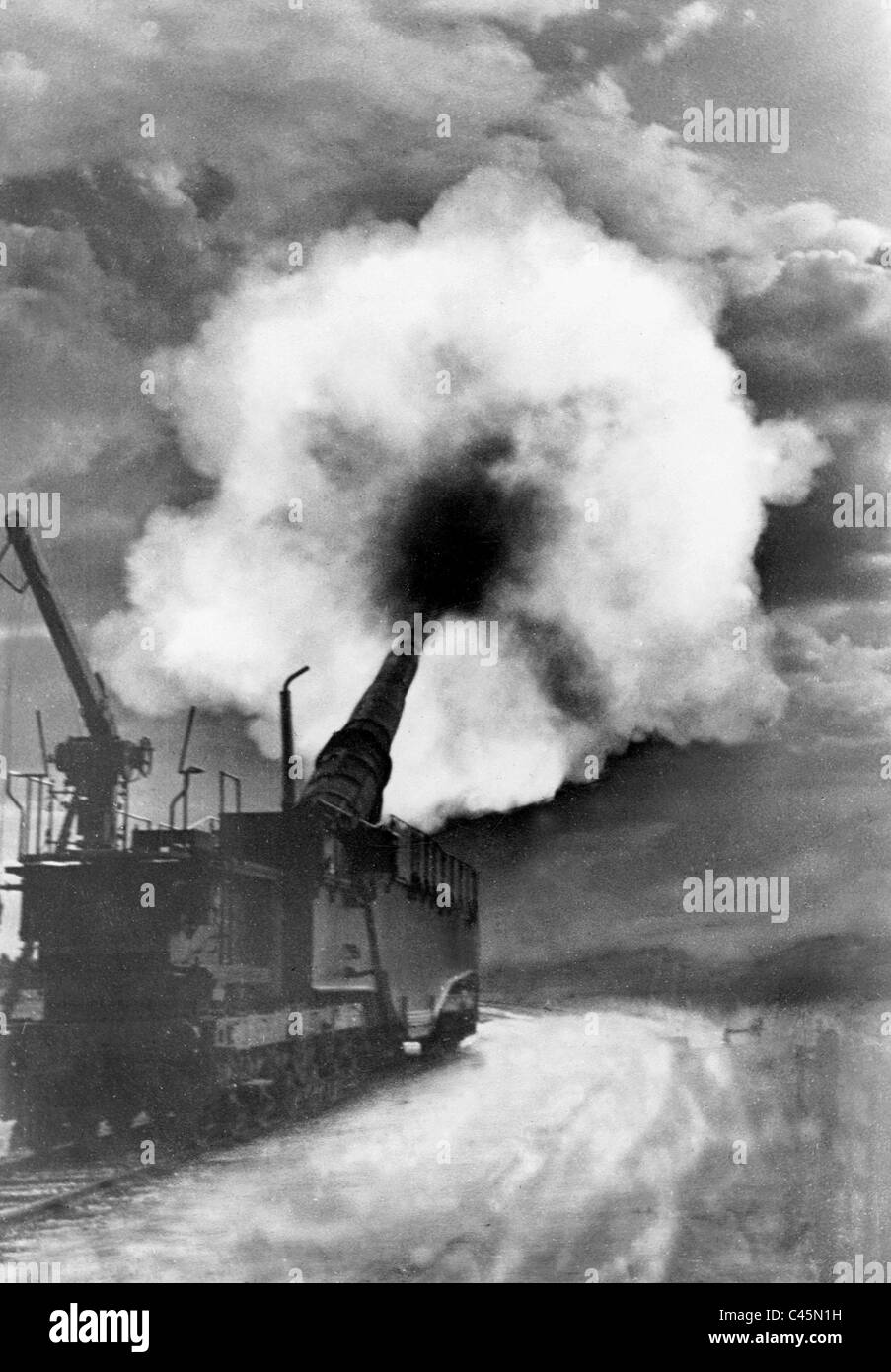 The blown up barrel of the german Schwerer Gustav railway gun sits quietly  on a railway 36 km from Auerbach in der Oberpfalz, Germany which was  discovered April 22, 1945 : r/DestroyedTanks