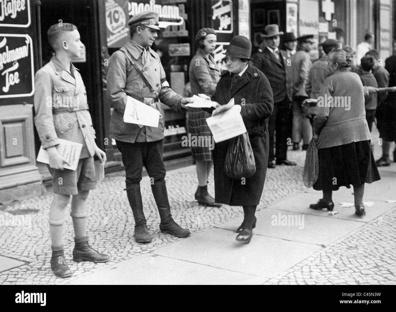 Members of the Bismarck Youth during the distribution of electoral advertisement, 1932 Stock