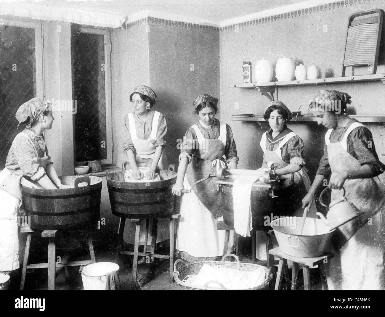 Service personnel during the laundry, 1911 Stock Photo