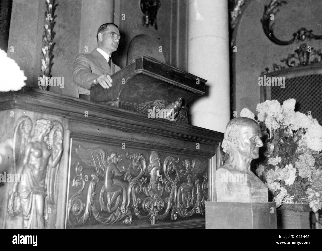 Rudolf Hess speaks at the 12th International Homeopathic Congress, 1937 Stock Photo