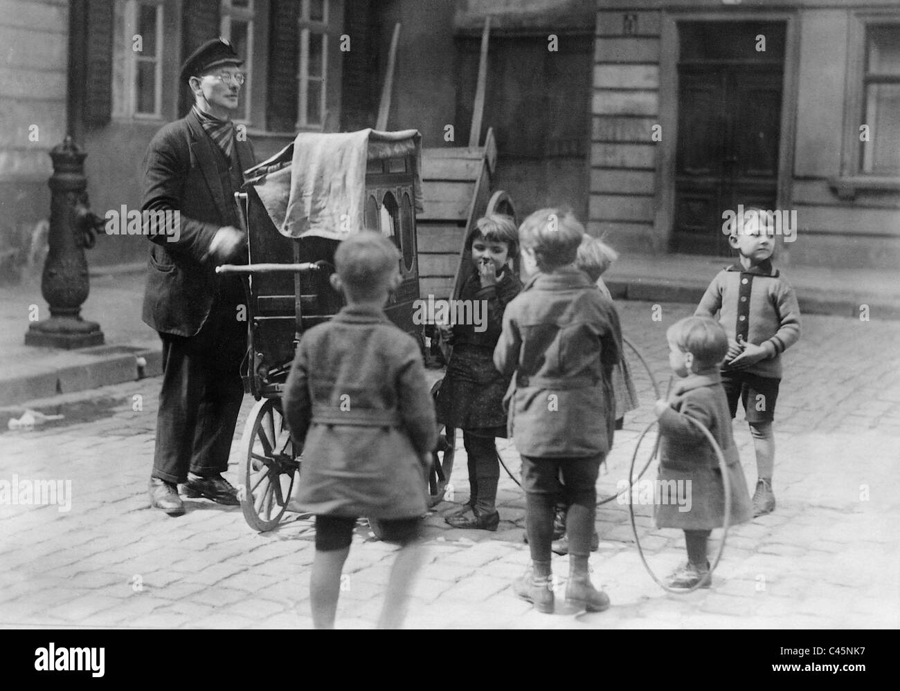 Organ grinder during the Great Depression, 1932/33 Stock Photo