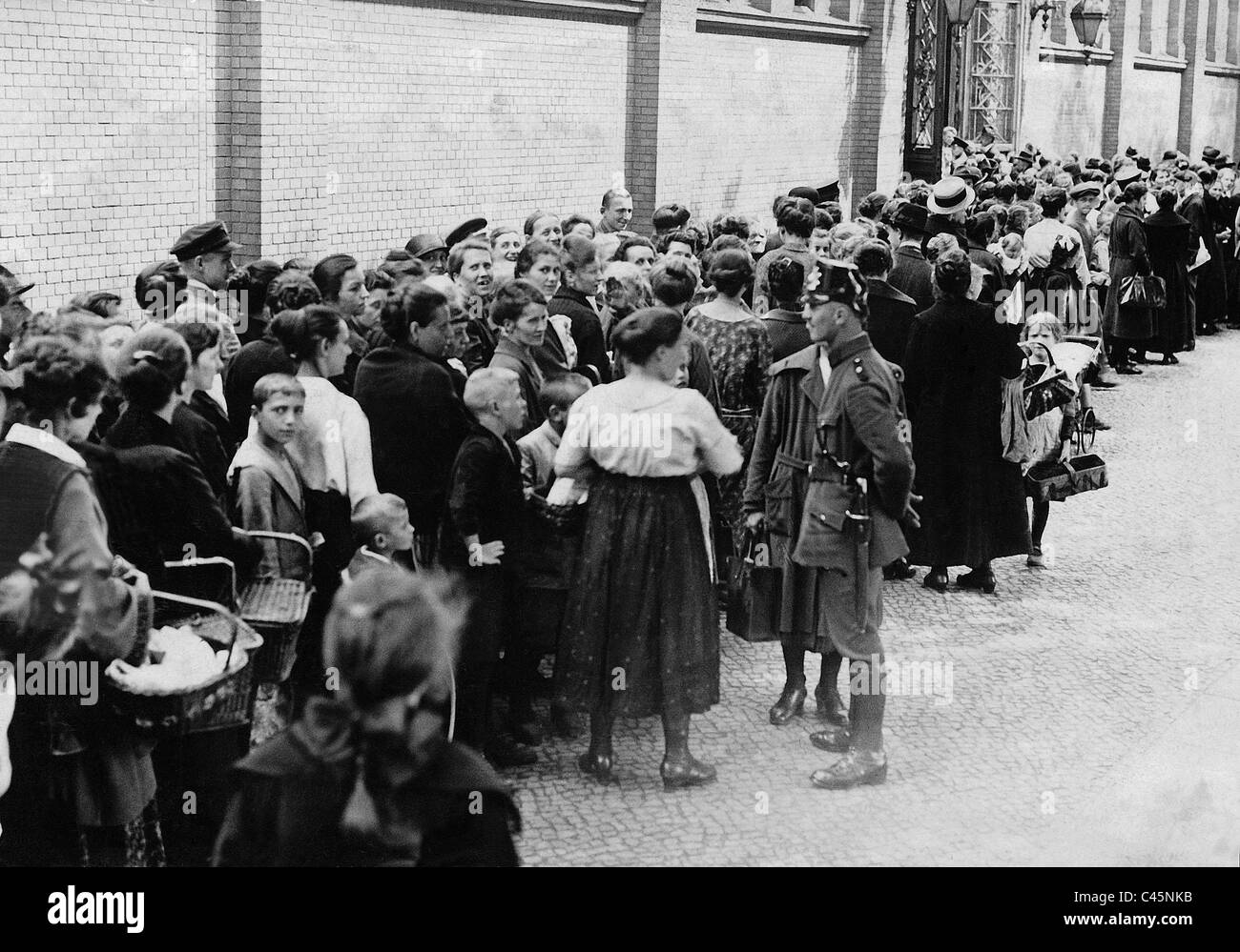 Queue in front of a Berlin Freibank during the inflation, 1923 Stock Photo  - Alamy