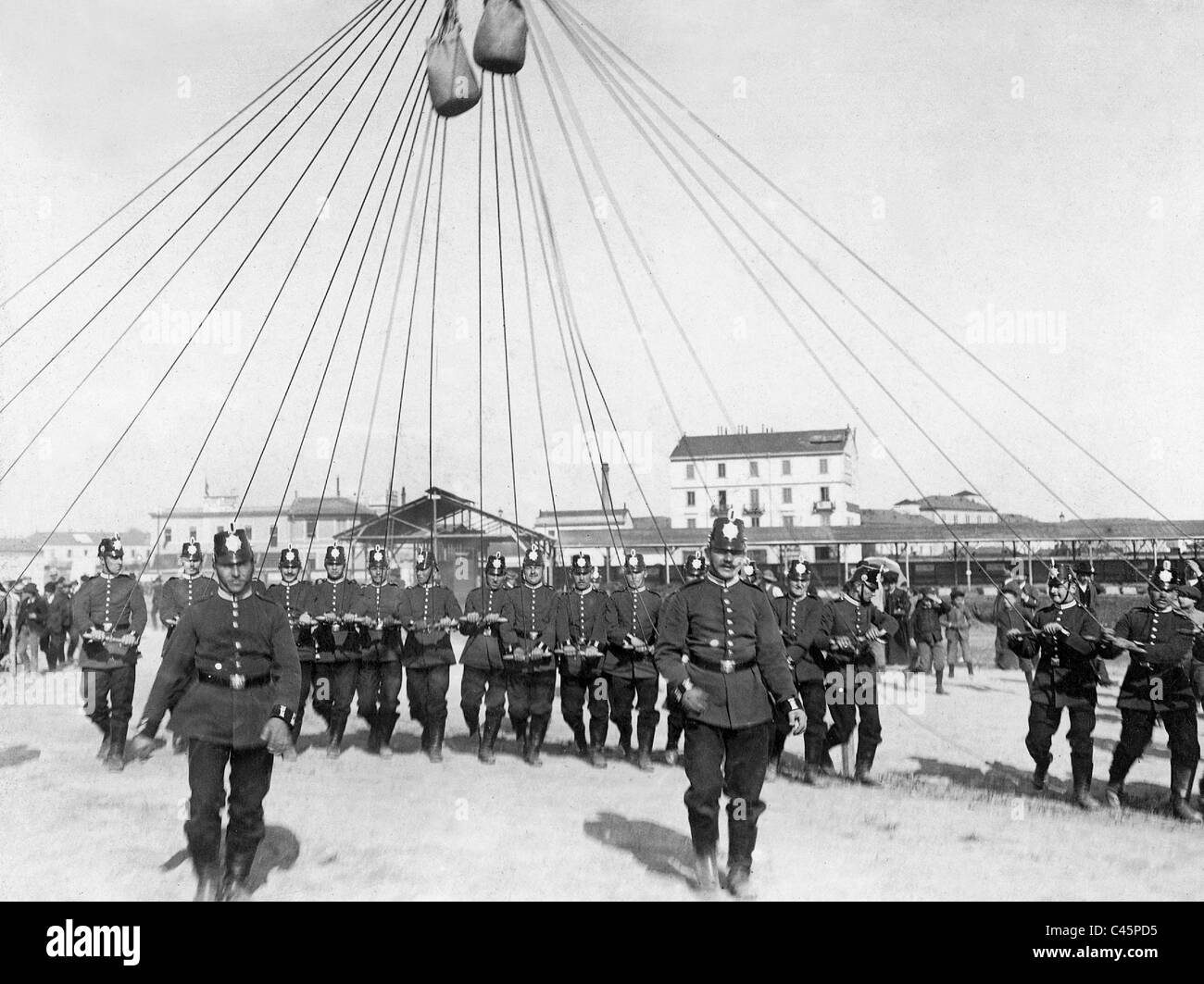 Airship crew before the ascent of a balloon, 1906 Stock Photo