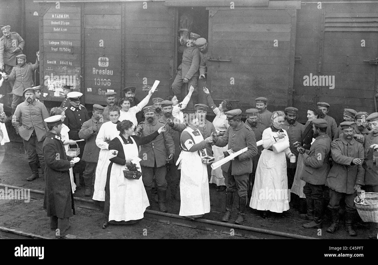 Nurses serve refreshments to German soldiers, 1914 Stock Photo