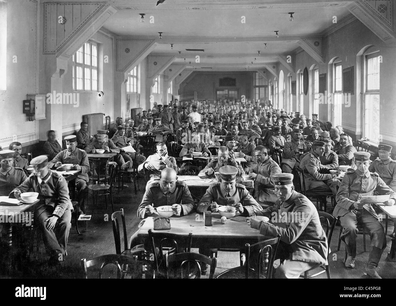 Dining hall of a collection point for wounded in Berlin, 1914 Stock ...