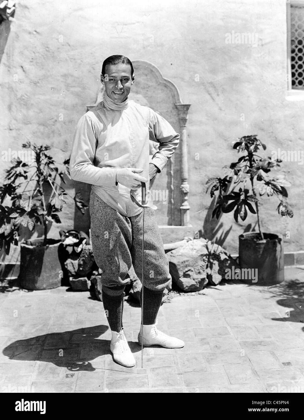 lette butik grinende Rudolph valentino in fencing clothes before a fencing training hi-res stock  photography and images - Alamy