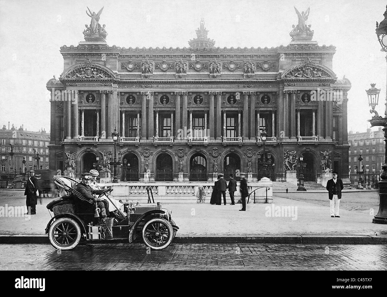 A car in front of the Opera House Garnier in Paris, 1908 Stock Photo