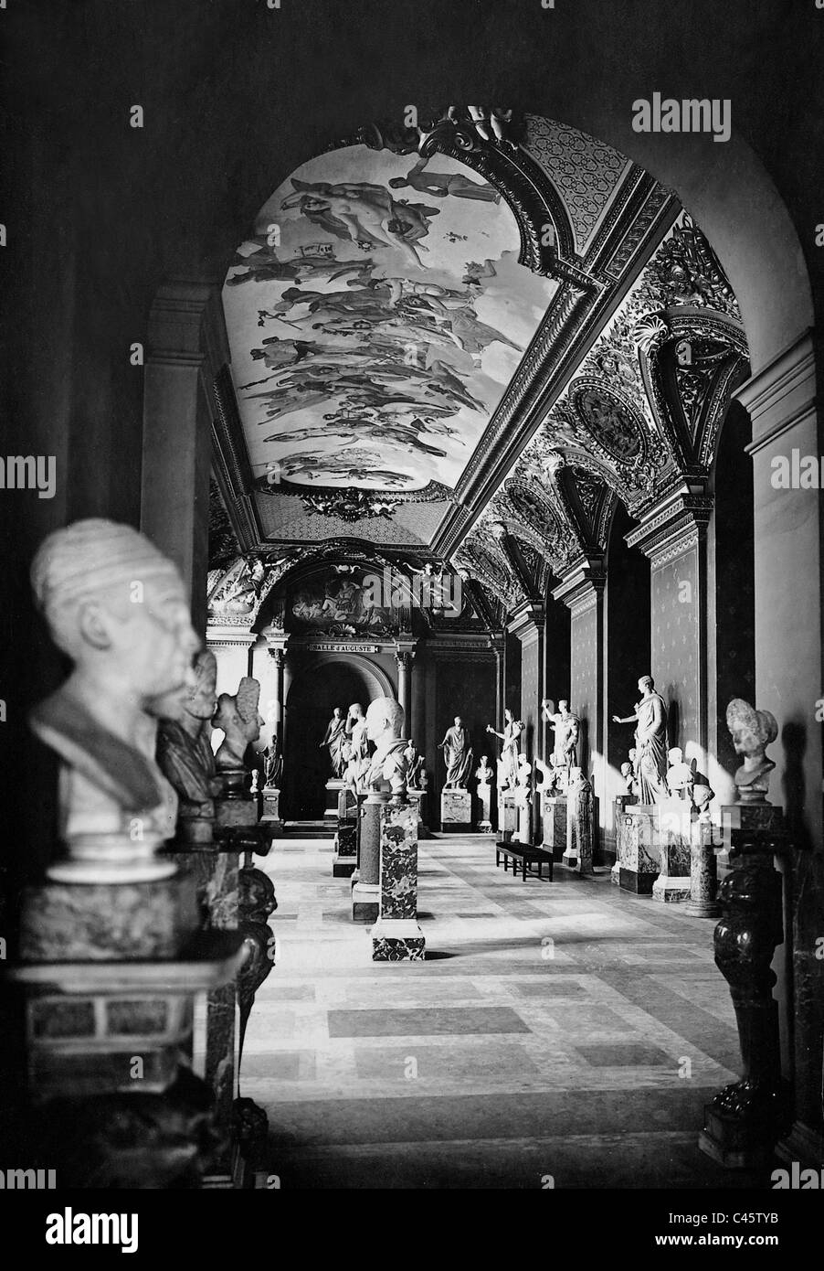 Interior view of the Louvre, 1928 Stock Photo