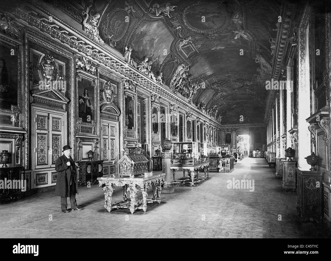 Interior view of the Louvre, 1928 Stock Photo