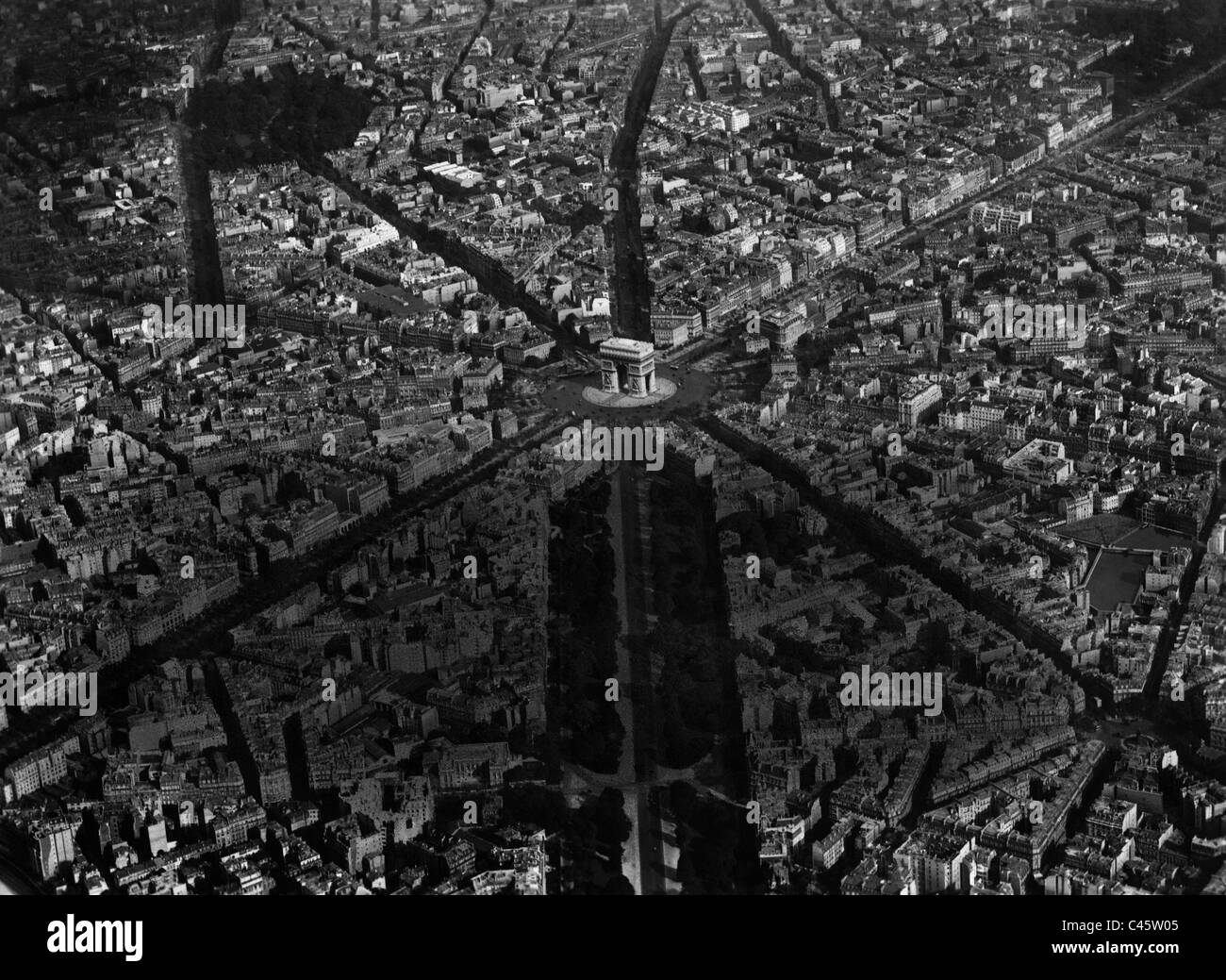 Aerial view of  the Place de l'Etoile with the triumphal arch Arc de Triomphe de l'Etoile, 1914 Stock Photo