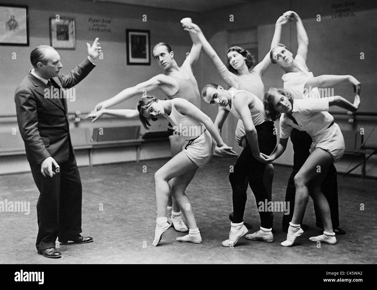 Rudolf von Laban with dancers during the rehearsal, 1930 Stock Photo