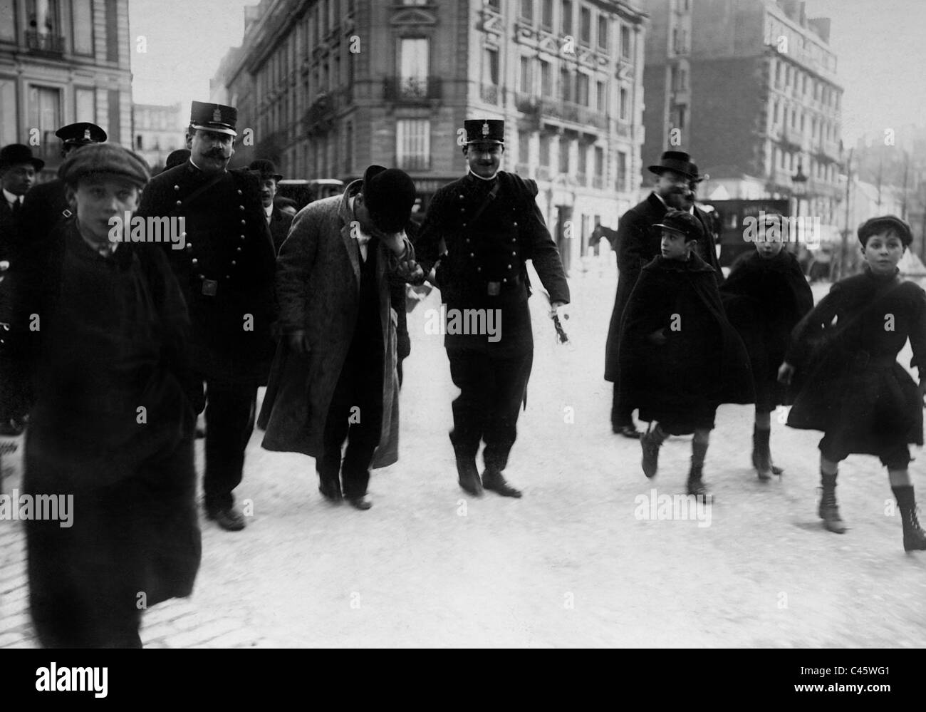 Arrest of a thief in Paris, 1912 Stock Photo