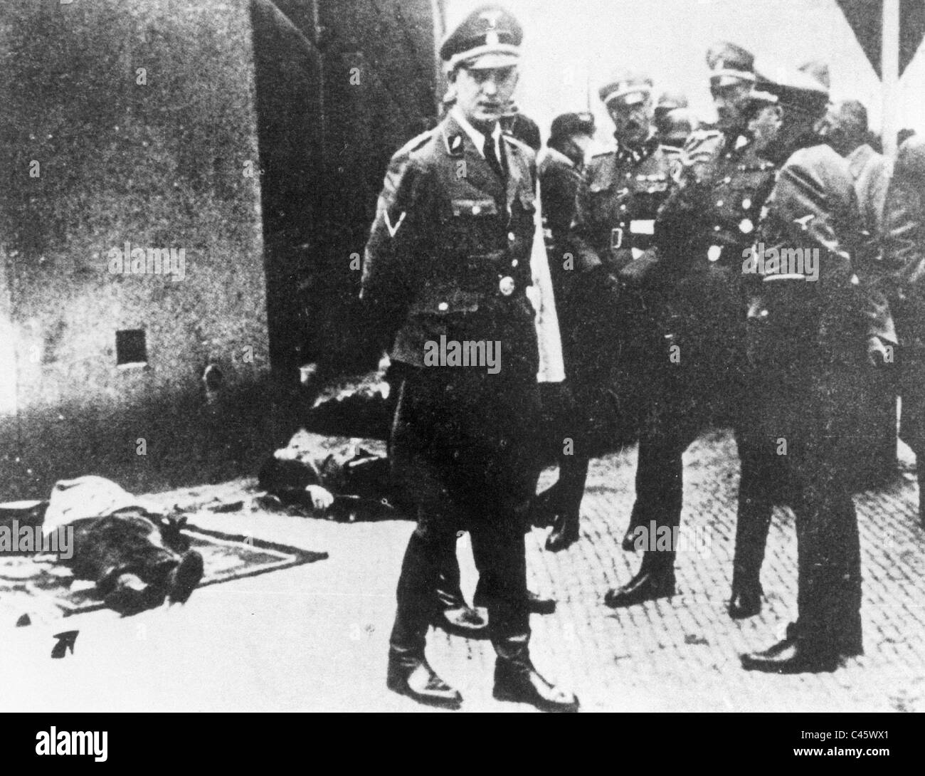 Karl Hermann Frank with bodies of the Heydrich's assassins, 1942 Stock Photo