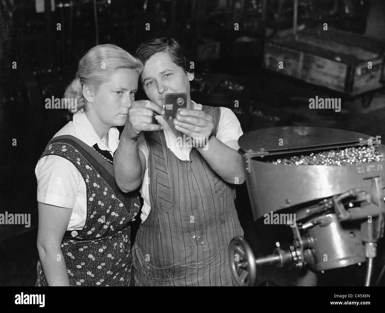 BRITISH WOMEN IN WWII MUNITIONS FACTORY SHELLS PHOTO REAL CANVAS ART PRINT