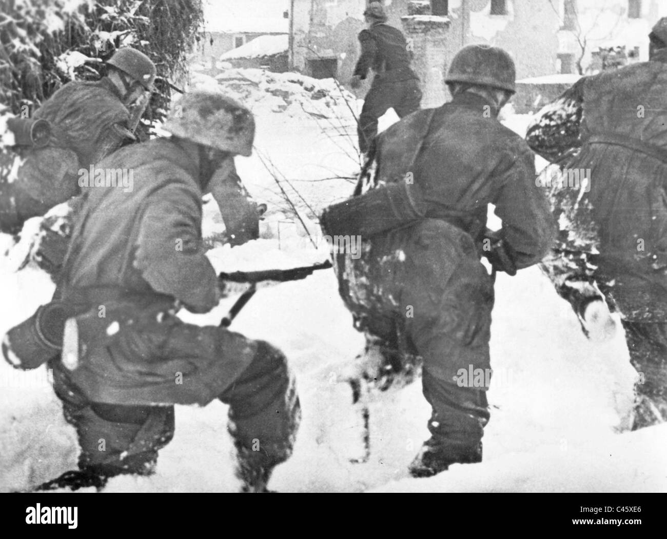 German paratroopers in urban warfare on the front in Italy, 1945 Stock Photo