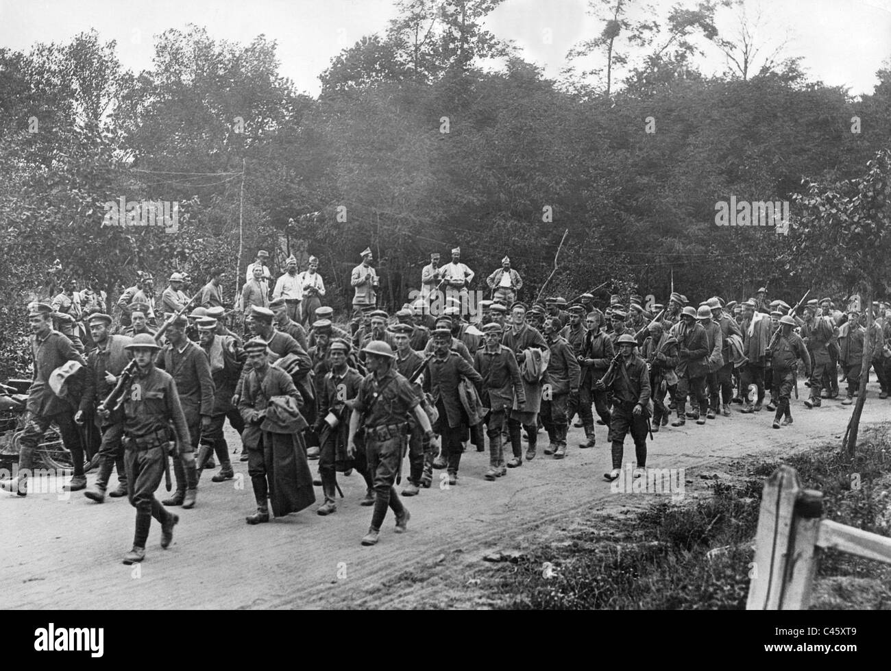 American soldiers escort German prisoners, 1918 Stock Photo