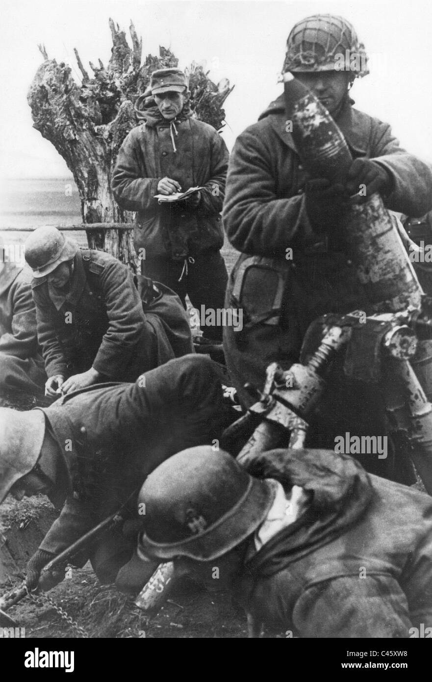 German soldiers bombard Russian positions with a mortar, 1944 Stock Photo