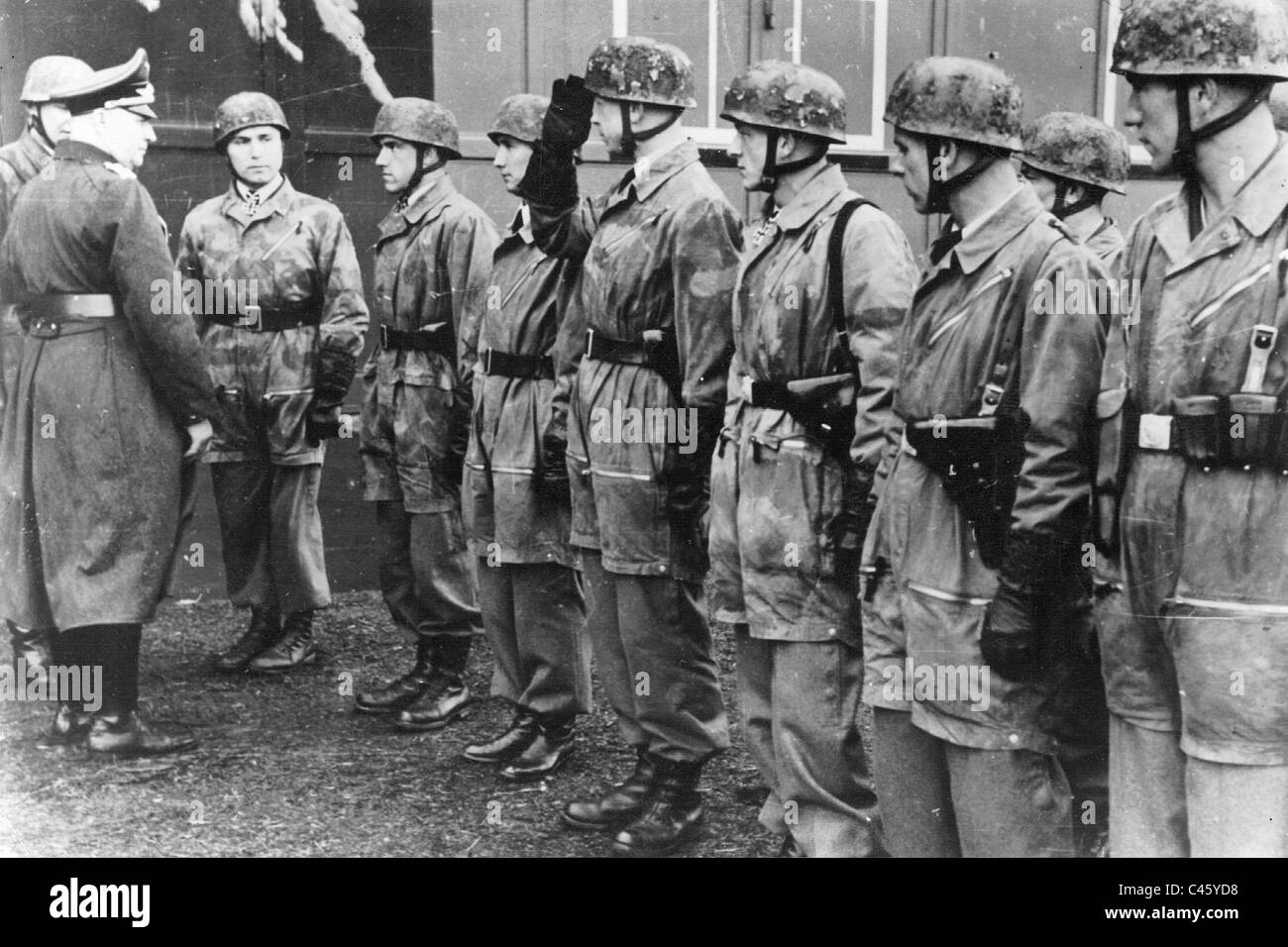 Kurt Student surveys paratroopers, 1940 Stock Photo