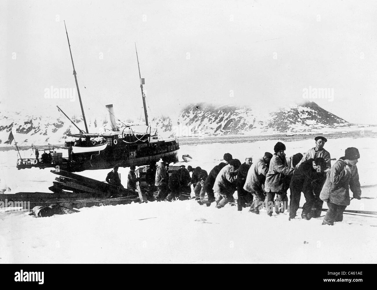 Crew of the expedition vessel of Salomon Andree in Spitsbergen in 1897 Stock Photo