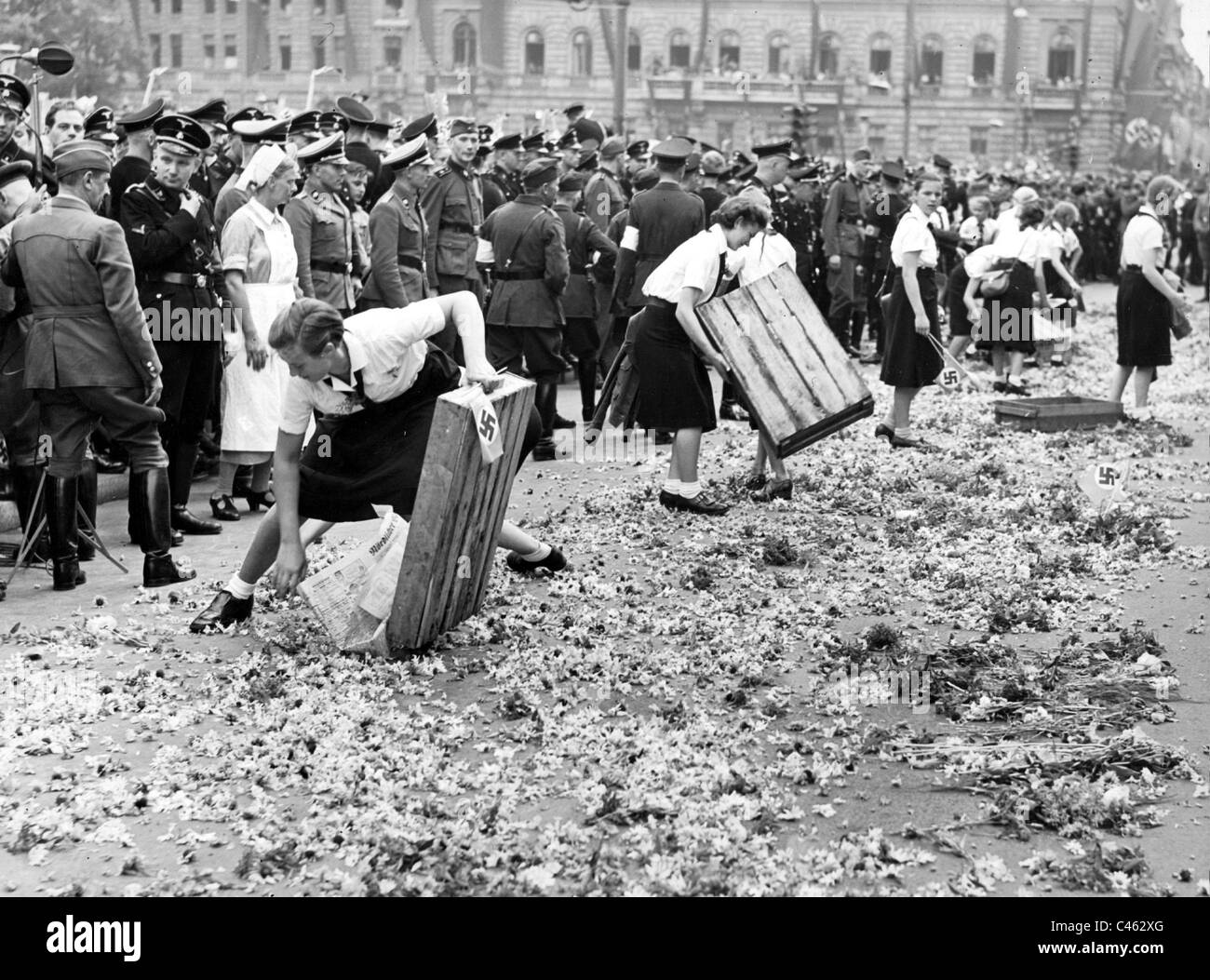 BDM girls scatter flowers for the victory parade in Berlin, 1940 Stock Photo