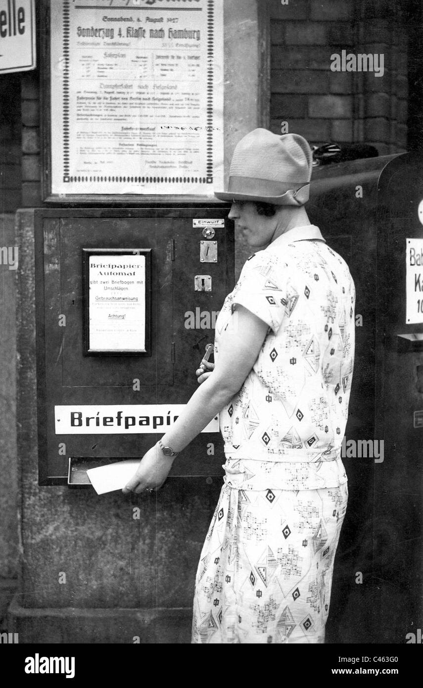 Stationary vending machine in Berlin, 1920 Stock Photo