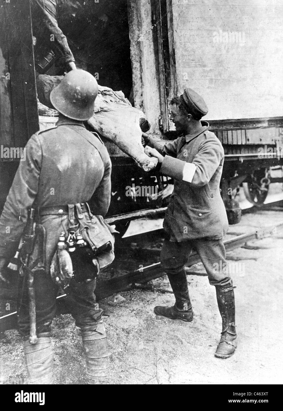 German soldiers loot the Allies supply camp, 1918 Stock Photo