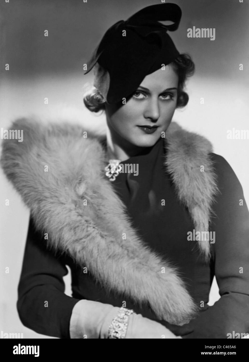 Marika Roekk in 'Und Du mein Schatz faehrst mit', 1937 Stock Photo