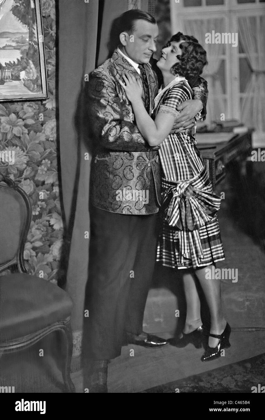 Curt Goetz and Valerie von Martens in 'Der Lampenschirm', 1925 Stock Photo  - Alamy