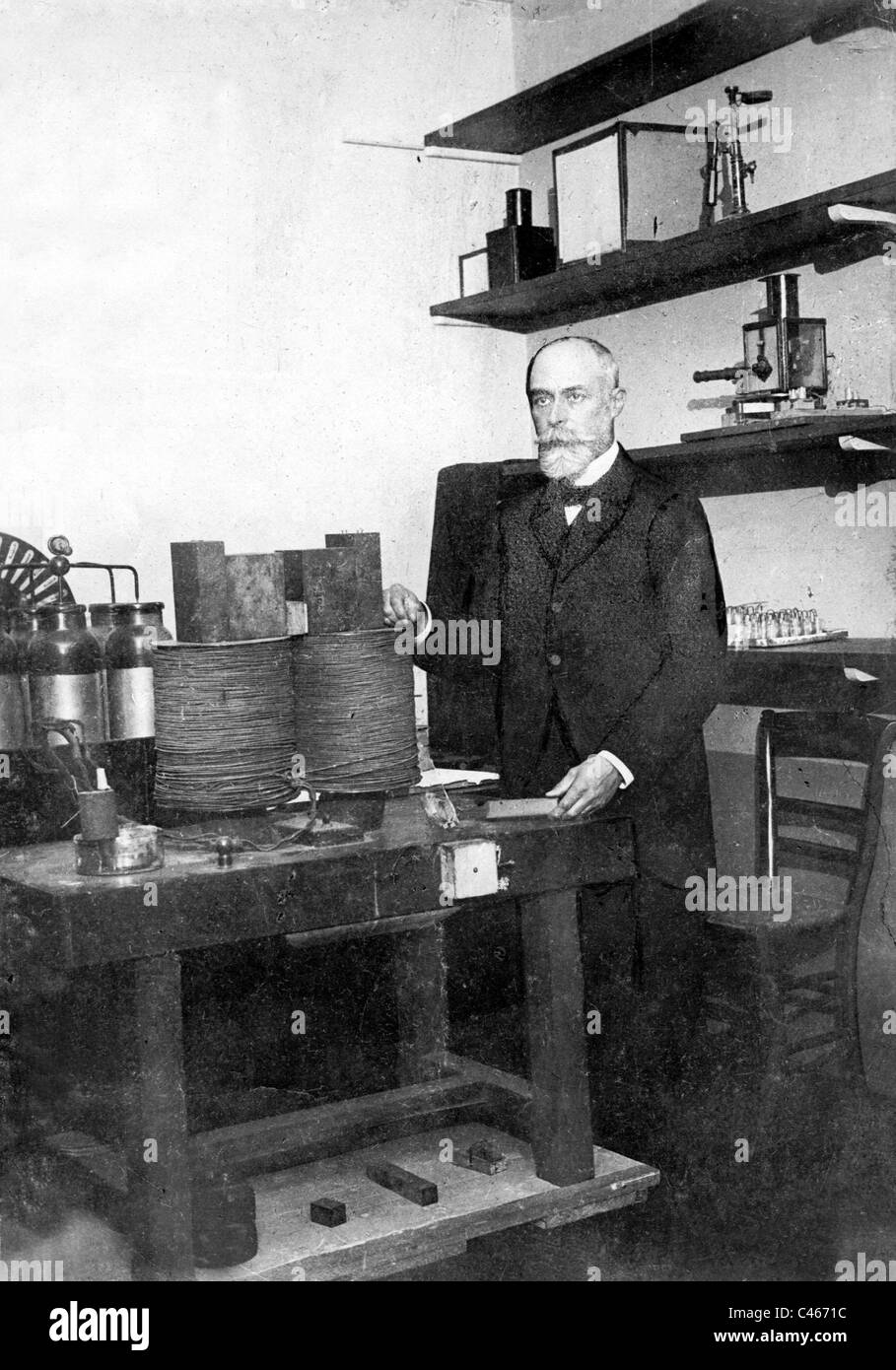 Henri Becquerel in the laboratory, 1904 Stock Photo