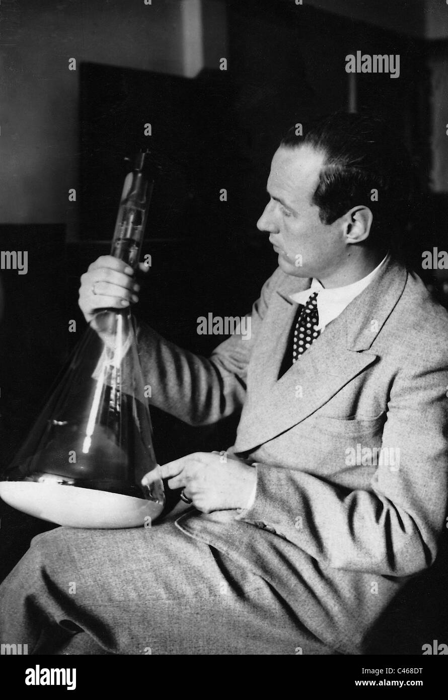 Manfred von Ardenne with a television- high vacuum tube, 1934 Stock Photo