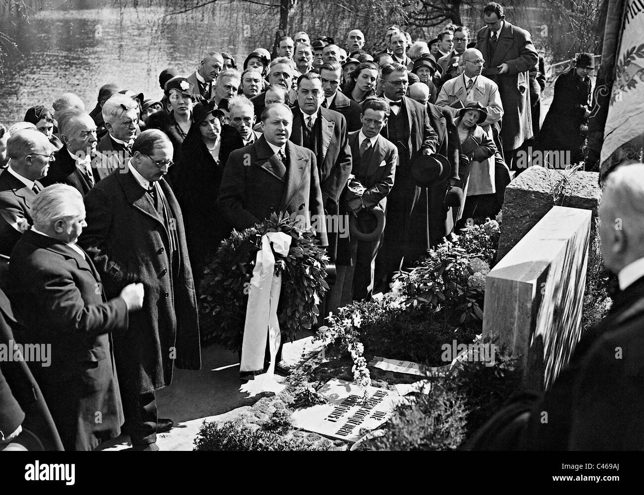 Gottfried Benn at the memorial grave of Arno Holz Stock Photo