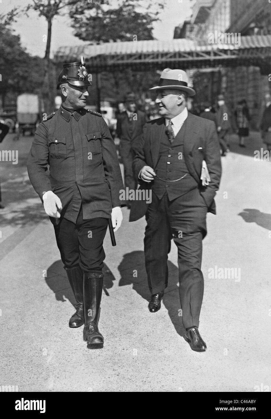 Edgar Wallace and a Berliner police officer, 1930 Stock Photo