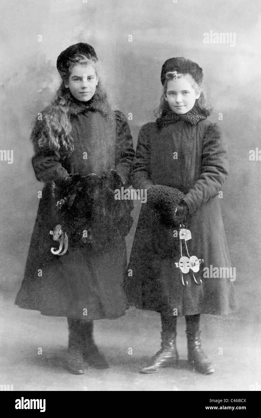 Olga Chekhova with her sister, 1908 Stock Photo