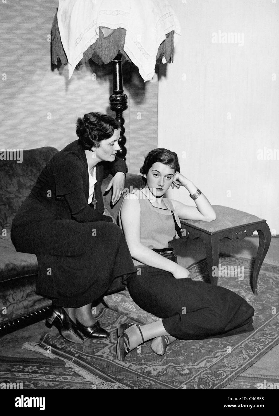Olga and Ada Chekhova in 'Charlotte laesst raten', 1933 Stock Photo