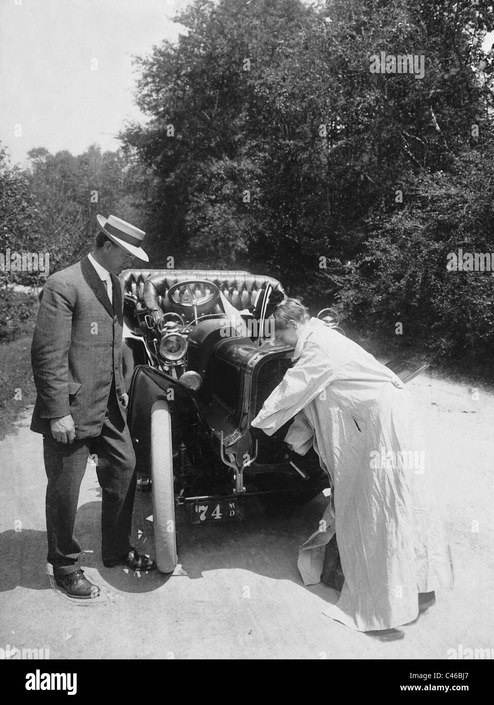 Woman cranking up her car, 1907 Stock Photo Alamy