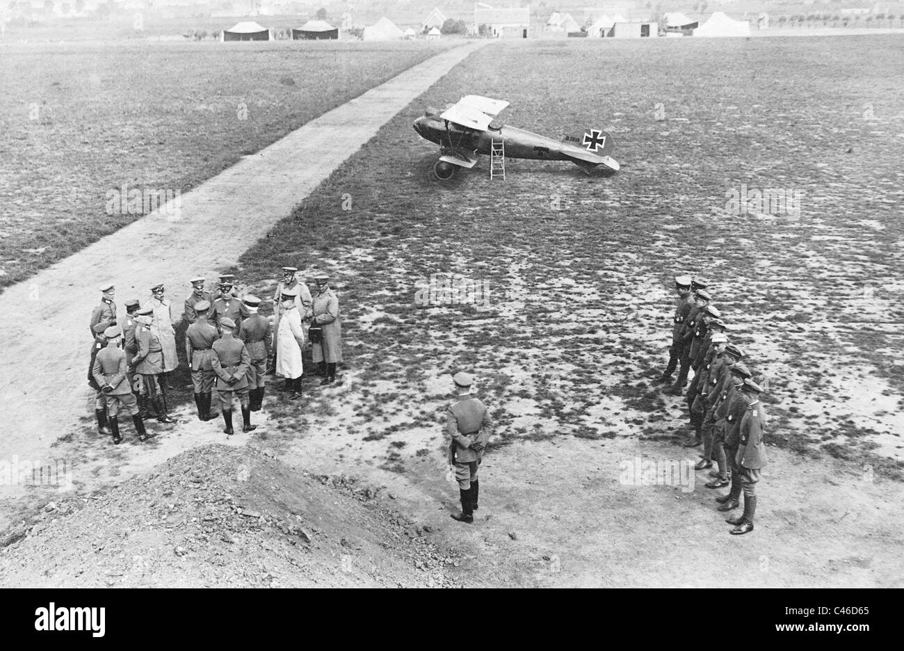 Manfred von Richthofen and Erich Ludendorff with the fighting squadron 'Richthofen', 1917 Stock Photo