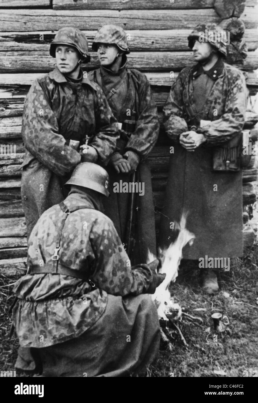 Second World War German WaffenSS in action Stock Photo Alamy