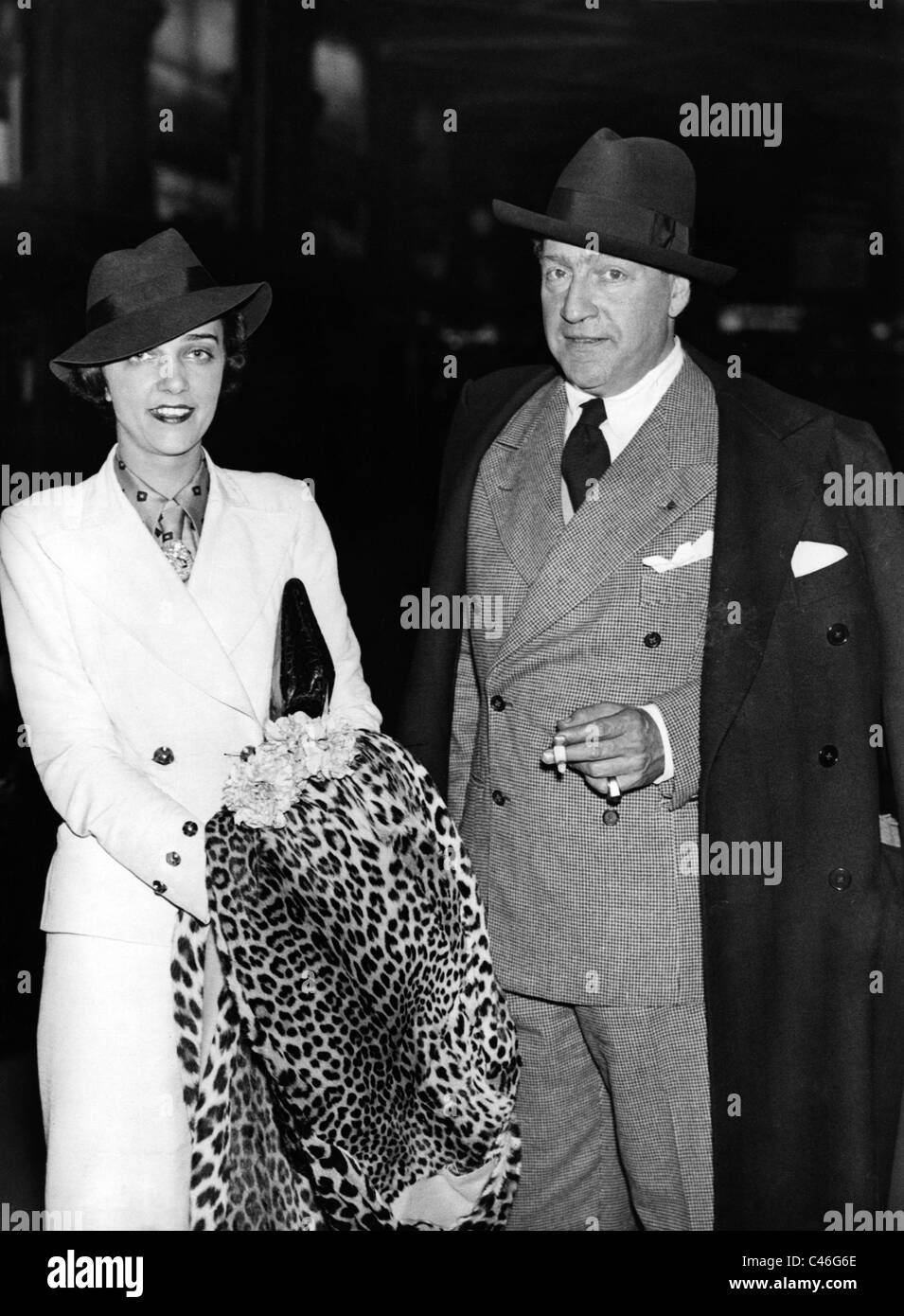 Sacha Guitry, Sacha Guitry mit Jacqueline Delubac, 1935 Stock Photo