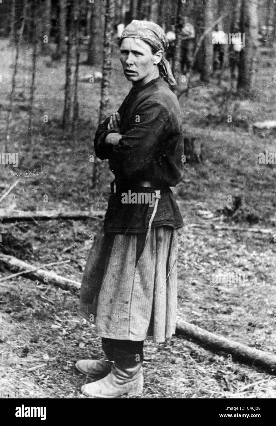 Female Red Army soldier taken prisoner on the Eastern Front, after 1941 (b/w photo) Stock Photo