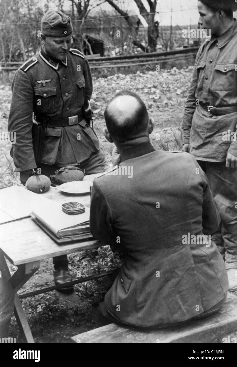 Second World War, Russian Prisoners of War being interrogated by German soldiers Stock Photo