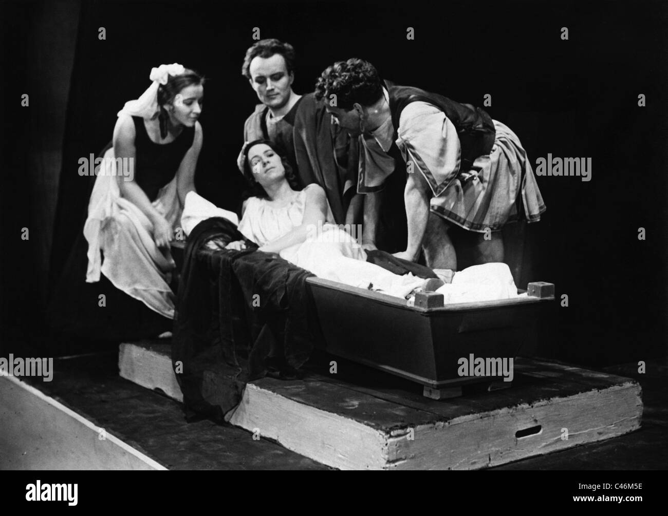 Gotthold Ephraim Lessing, Bühnenszene aus 'Matrone von Ephesus' , 1931  Stock Photo - Alamy