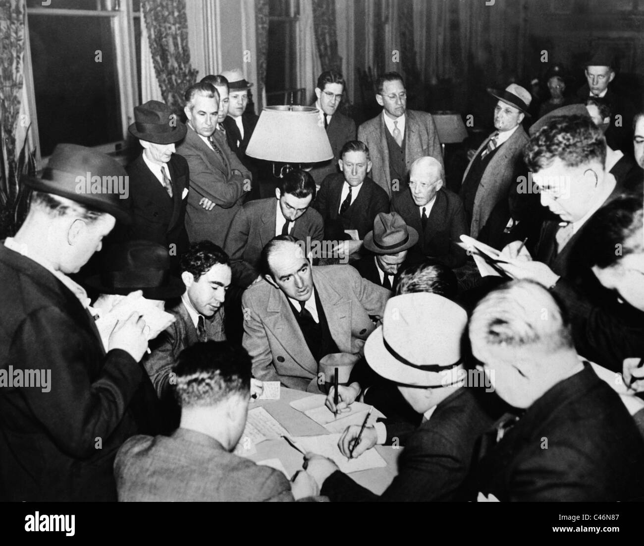 Charles Lindbergh, Staatsanwalt M. Hauck in einer Pressekonferenz zur Lindbergh-Entführung, 1936 Stock Photo