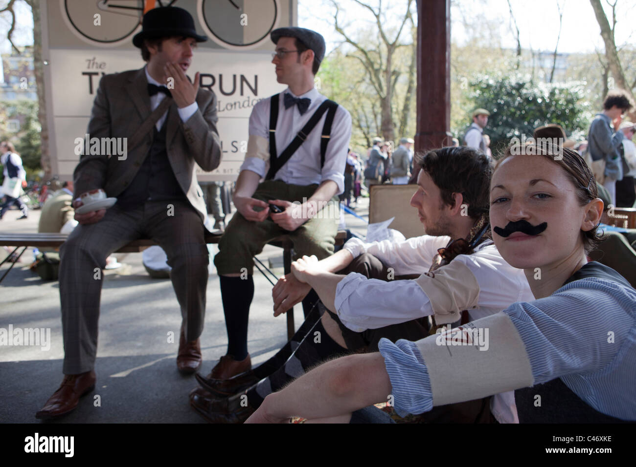 The Tweed Run, London, UK, 11th April 2011: participants take a break in Lincoln's Inn Fields Stock Photo
